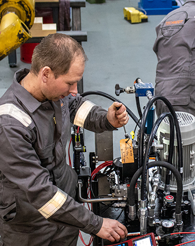 Ons team bij een HEMS-machine in de werkplaats